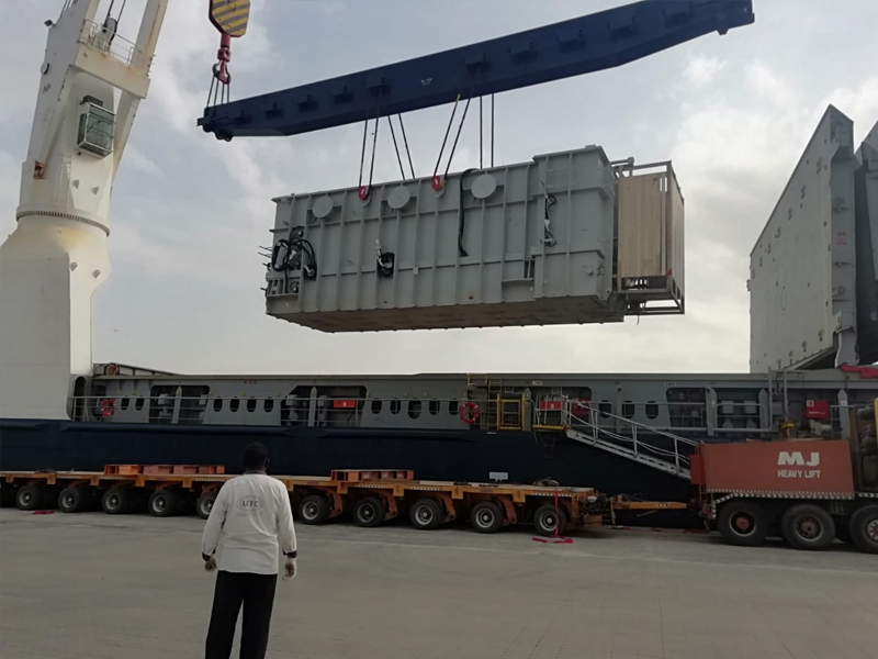 Heavy lift cargo service